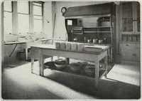 An illustration from House & garden's book of interiors, containing over three hundred illustrations of living rooms, dining rooms, libraries, halls, bedrooms, porches, breakfast rooms, nurseries, kitchens, bathrooms and the use of decorative accessories and curtains, together with practical suggestions for the furnishing and decorating of each type of room in the house (1920)