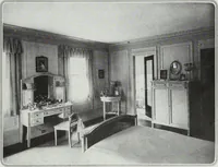An illustration from House & garden's book of interiors, containing over three hundred illustrations of living rooms, dining rooms, libraries, halls, bedrooms, porches, breakfast rooms, nurseries, kitchens, bathrooms and the use of decorative accessories and curtains, together with practical suggestions for the furnishing and decorating of each type of room in the house (1920)
