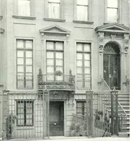 An illustration from The house in good taste, illustrated with photographs in color and black and white (1915)