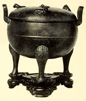 An illustration from Illustrated catalogue of an important collection of ancient Chinese art treasures comprising direct importations and rare specimens from the J. Pierpont Morgan and other famous collections : being the property of the Japanese connoisseur and expert Mr. Kano Oshima (1918)