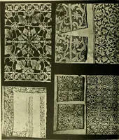 An illustration from L'arte nell'industria : lavori di legno e pastiglia, lavori di metallo, lavori di pietra, marmo, alabastro, ceramica, musaico, vetro, lavori di osso e avorio, lavori tessili, carte da parati e cuoi decorati, ricami, pizzi, cartelloni, stampe, ecc. (1907)