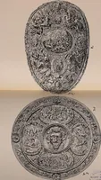 An illustration from L'arte nell'industria : lavori di legno e pastiglia, lavori di metallo, lavori di pietra, marmo, alabastro, ceramica, musaico, vetro, lavori di osso e avorio, lavori tessili, carte da parati e cuoi decorati, ricami, pizzi, cartelloni, stampe, ecc. (1907)