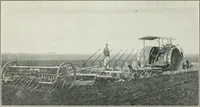 An illustration from The modern gas tractor, its construction, utility, operation and repair: a practical treatise defining every branch of up-to-date gas tractor engineering, driving and maintenance in a non-technical manner. Considers fully all types of power plants and their components, methods of drive and speed changing mechanisms. Describes design and construction as well as practical application of tractors in the field (1919)
