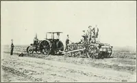 An illustration from The modern gas tractor, its construction, utility, operation and repair: a practical treatise defining every branch of up-to-date gas tractor engineering, driving and maintenance in a non-technical manner. Considers fully all types of power plants and their components, methods of drive and speed changing mechanisms. Describes design and construction as well as practical application of tractors in the field (1919)