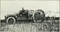 An illustration from The modern gas tractor, its construction, utility, operation and repair: a practical treatise defining every branch of up-to-date gas tractor engineering, driving and maintenance in a non-technical manner. Considers fully all types of power plants and their components, methods of drive and speed changing mechanisms. Describes design and construction as well as practical application of tractors in the field (1919)
