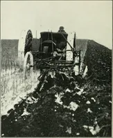 An illustration from The modern gas tractor, its construction, utility, operation and repair: a practical treatise defining every branch of up-to-date gas tractor engineering, driving and maintenance in a non-technical manner. Considers fully all types of power plants and their components, methods of drive and speed changing mechanisms. Describes design and construction as well as practical application of tractors in the field (1919)