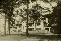 An illustration from One hundred country houses : modern American examples (1909)
