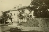 An illustration from One hundred country houses : modern American examples (1909)