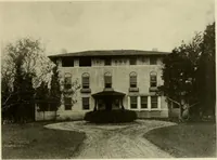 An illustration from One hundred country houses : modern American examples (1909)
