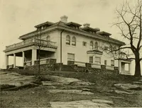 An illustration from One hundred country houses : modern American examples (1909)