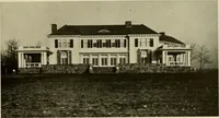 An illustration from One hundred country houses : modern American examples (1909)
