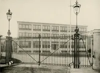 An illustration from Ornamental iron work : stairs, fire-escapes, marquises, gates, railings, grilles, fences. (1915)