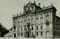 An illustration from Praha barokní (1915)