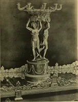 An illustration from Recueil de dessins d'orfevrerie du premier empire par biennais orfevre de Napoléon 1er et de la couronne (1900)