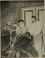 An illustration from Röntgentechniek : therapeutische beteekenis der "X" -stralen en der stoomen van hooge fréquentie (1904)