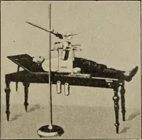 An illustration from Röntgentechniek : therapeutische beteekenis der "X" -stralen en der stoomen van hooge fréquentie (1904)