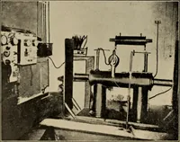 An illustration from Röntgentechniek : therapeutische beteekenis der "X" -stralen en der stoomen van hooge fréquentie (1904)