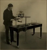 An illustration from Roentgen radiographic table and several other new things (1906)