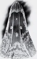 An illustration from Section française (class 84); dentelles, broderies, passementeries et dessins (1908)