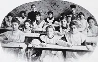 An illustration from Section française (class 84); dentelles, broderies, passementeries et dessins (1908)
