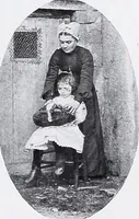 An illustration from Section française (class 84); dentelles, broderies, passementeries et dessins (1908)