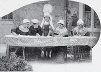 An illustration from Section française (class 84); dentelles, broderies, passementeries et dessins (1908)