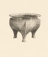 An illustration from Senoku seishō : catalogue of the ancient Chinese bronzes in the collection of Baron Sumitomo (1911)