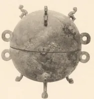An illustration from Senoku seishō : catalogue of the ancient Chinese bronzes in the collection of Baron Sumitomo (1911)