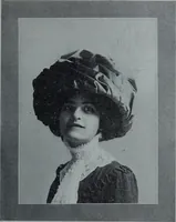 Picture 392 of 493 from Tissus et nouveauts 1909 (1909), leaf 520
