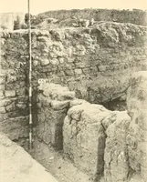 An illustration from Tombs of the third Egyptian dynasty at Reqâqnah and Bêt Khallâf (1904)
