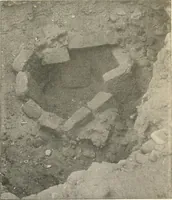 An illustration from Tombs of the third Egyptian dynasty at Reqâqnah and Bêt Khallâf (1904)