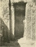 An illustration from Tombs of the third Egyptian dynasty at Reqâqnah and Bêt Khallâf (1904)