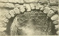 An illustration from Tombs of the third Egyptian dynasty at Reqâqnah and Bêt Khallâf (1904)