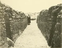 An illustration from Tombs of the third Egyptian dynasty at Reqâqnah and Bêt Khallâf (1904)