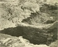 An illustration from Tombs of the third Egyptian dynasty at Reqâqnah and Bêt Khallâf (1904)