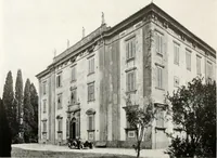 An illustration from Villas of Florence and Tuscany (1922)
