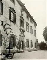 An illustration from Villas of Florence and Tuscany (1922)