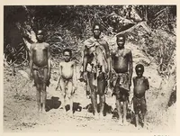 An illustration from Zur anthropologie des abflusslosen rumpfschollenlandes im nordöstlichen Deutsch-Ostrafrika, auf grund der sammlung der Ostrafrika- expedition (dr. E. Obst) der Geographischen gesellschaft in Hamburg (1915)
