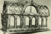 An illustration from Zur Entwicklung des zeichnerischen Stils in der Cölner Goldschmiedekunst des 12. Jahrhunderts. Mit 10 Lichtdrucktafeln (1917)
