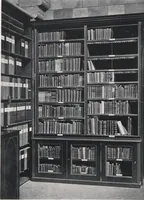 An illustration from General catalogue of show cases, fittings, book cases, stands &c., executed for H.M. Government at the British & Natural History museums (1907)