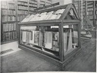 An illustration from General catalogue of show cases, fittings, book cases, stands &c., executed for H.M. Government at the British & Natural History museums (1907)