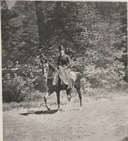 Picture 16 of 26 from Le tour du bois : photogravures : photographie hippique au Bois du Boulogne et Boulevard Saint-Germain (1884), leaf 37