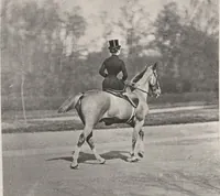 An illustration from Le tour du bois : photogravures : photographie hippique au Bois du Boulogne et Boulevard Saint-Germain (1884)