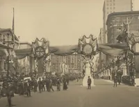 An illustration from [Decorations in the city of New York to honor and welcome the British and French commissions, May 9th to May 13th, 1917 / phot. by Wurts brothers] (1917)