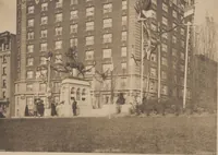 Picture 17 of 21 from [Decorations in the city of New York to honor and welcome the British and French commissions, May 9th to May 13th, 1917 / phot. by Wurts brothers] (1917), leaf 20