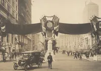 An illustration from [Decorations in the city of New York to honor and welcome the Italian commission, June 21, 22, 23, 1917 / phot. by Wurts brothers] (1917)