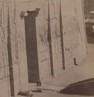 An illustration from [Album of Egyptian and Turkish photographs. Volume 1 / assembled by Rudolf H. and Lulu Reinhart in 1906 on their wedding trip] (1906)