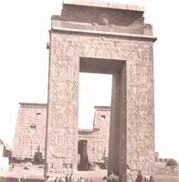An illustration from [Album of Egyptian and Turkish photographs. Volume 2 / assembled by Rudolf H. and Lulu Reinhart in 1906 on their wedding trip] (1906)